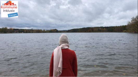 Eine Frau steht einsam vor einem See, depressive Stimmung