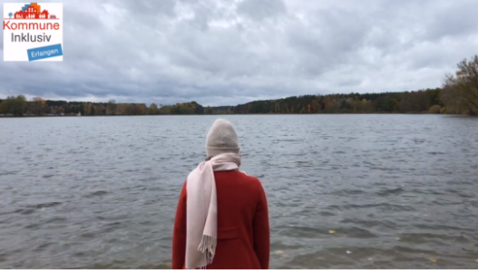 Einsame Frau steht vor einem See, depressive Stimmung